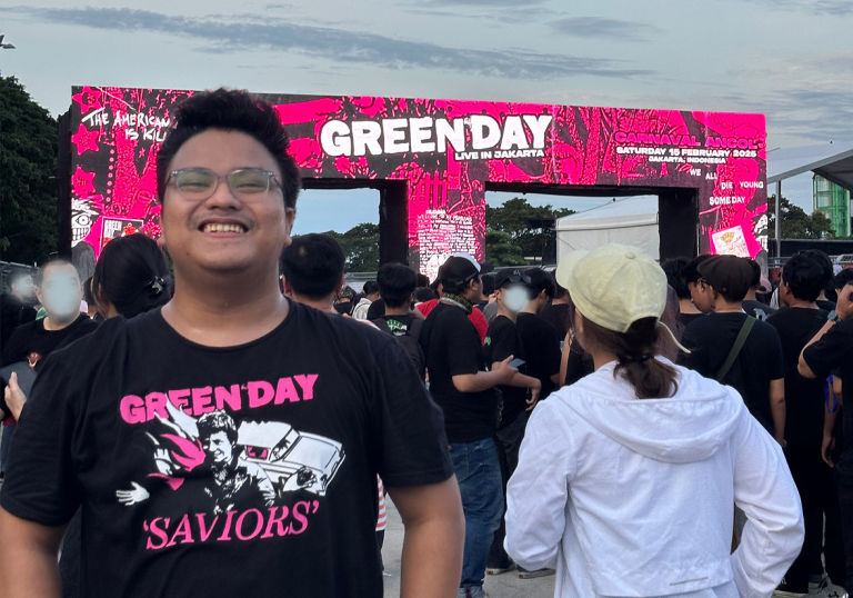 Me standing in front of the Green Day concert gate!
