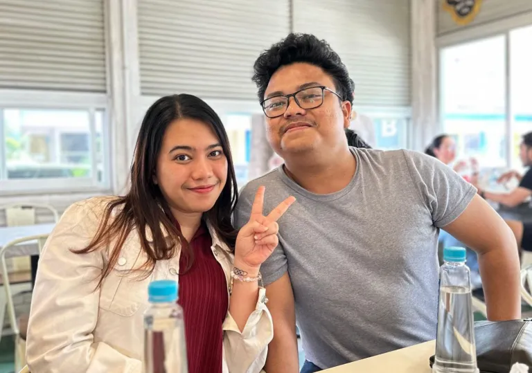 Me and waifu menikmati burger di Bandung tanpa keraguan
